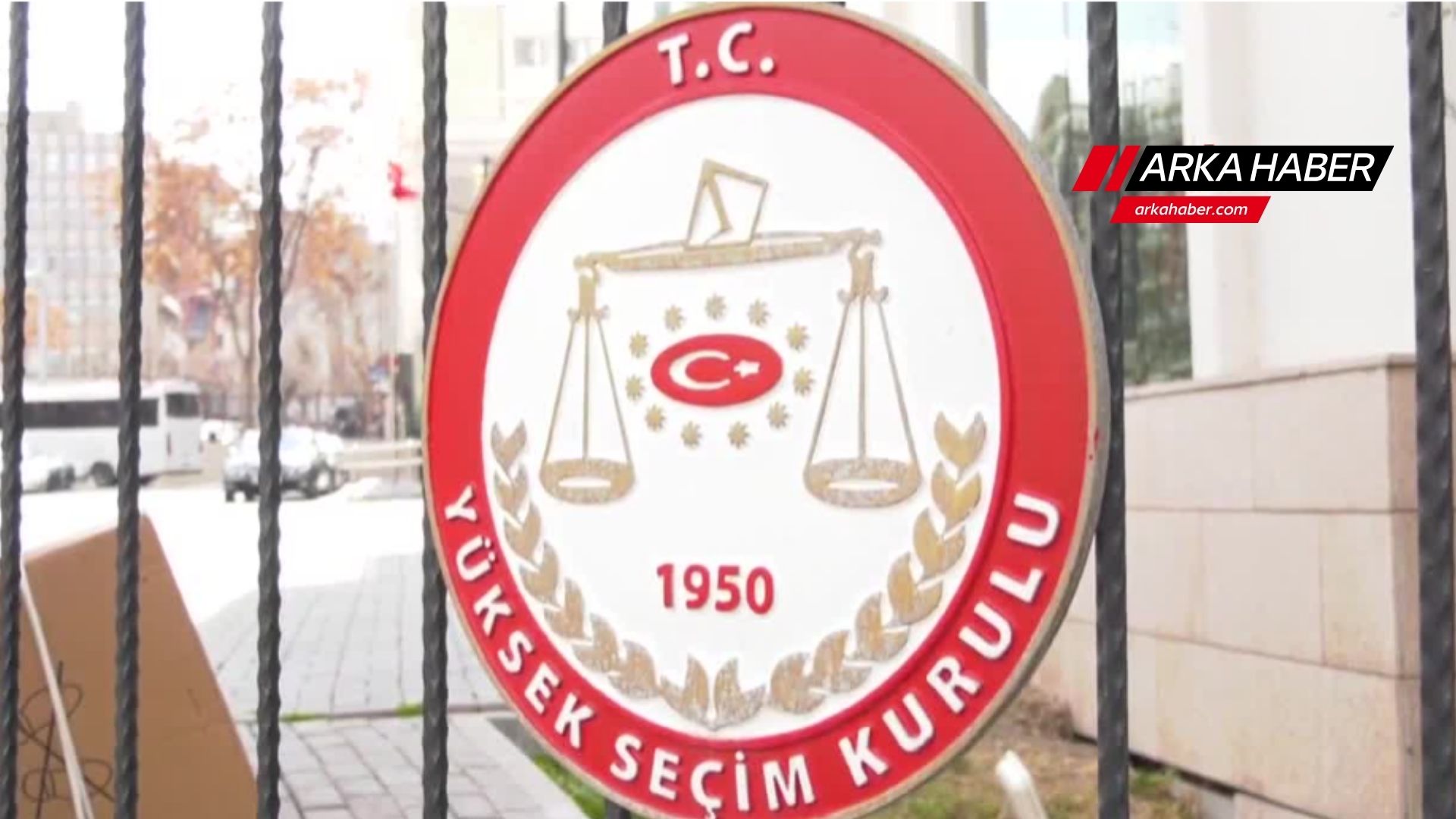 YSK’DAN 'KURA' AÇIKLAMASI: “20’YE YAKIN YAYIN KURULUŞUNUN KENDİ EKİPMANLARI İLE SABİT VE HAREKETLİ BİR ŞEKİLDE GÖRÜNTÜ ALDIĞI BİR ORTAMDA HİÇBİR İTİRAZ OLMADAN TUTANAK ALTINA ALINMIŞTIR”